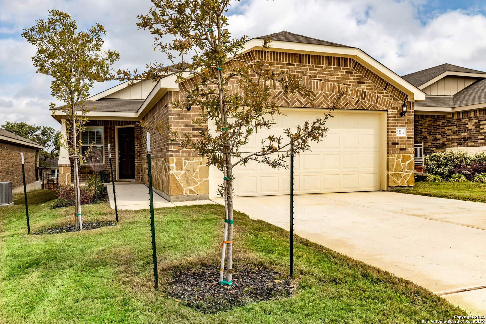 a view of a house with a backyard