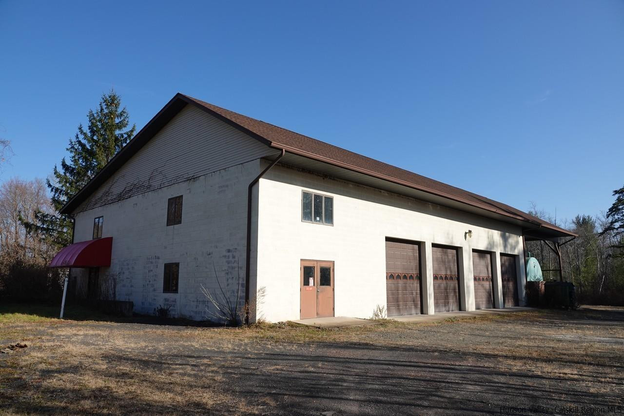 a front view of house with yard