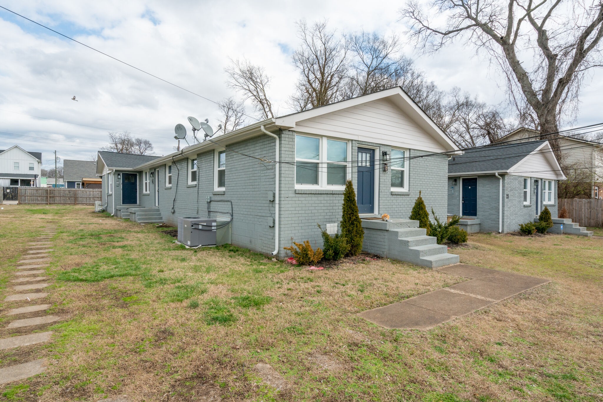 a view of a house with a yard