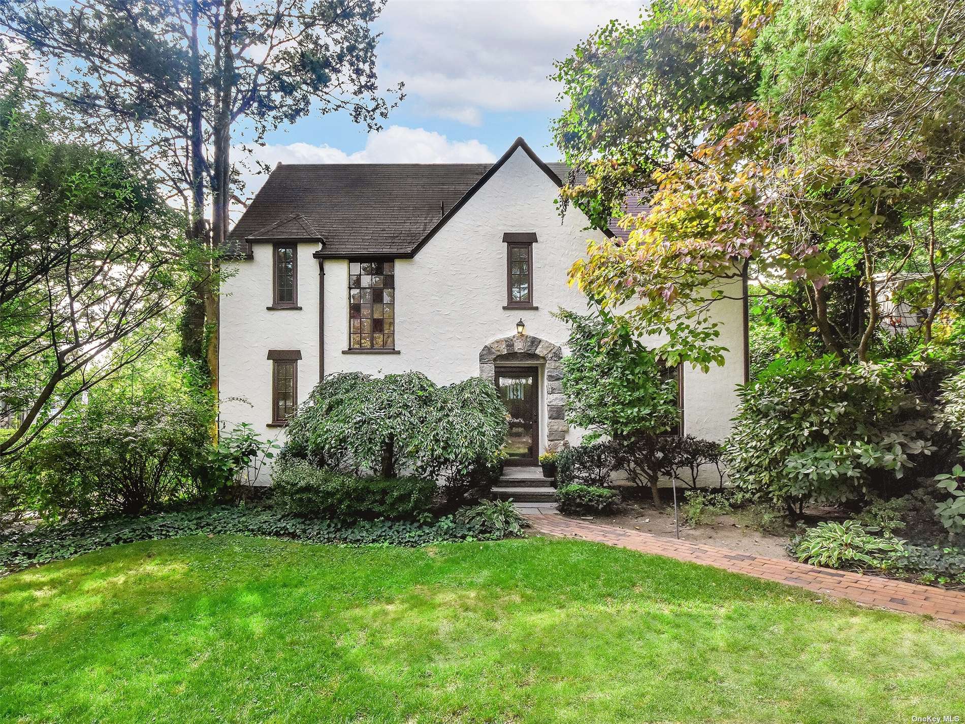 a view of a house with backyard and garden