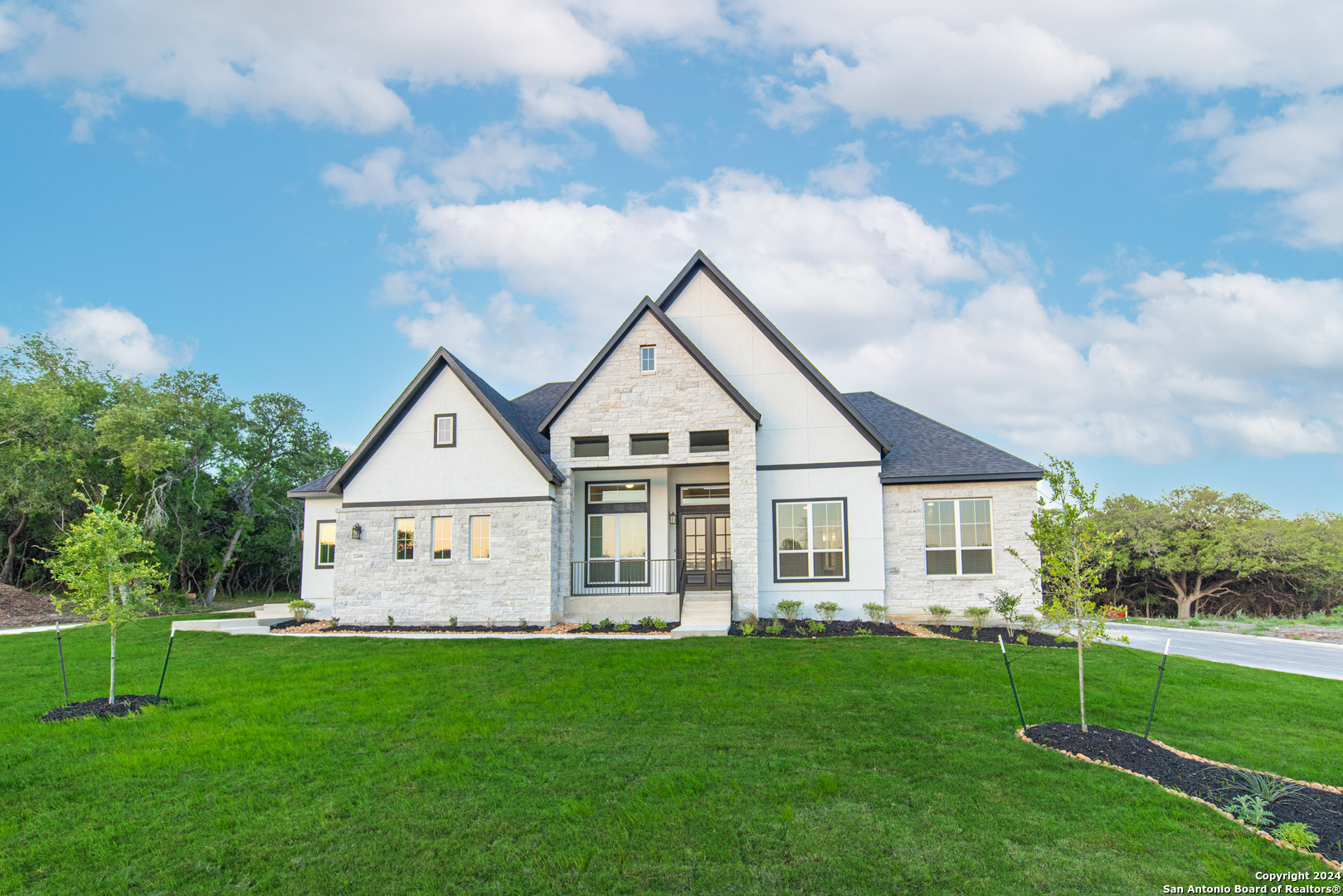 a view of a house with backyard and garden