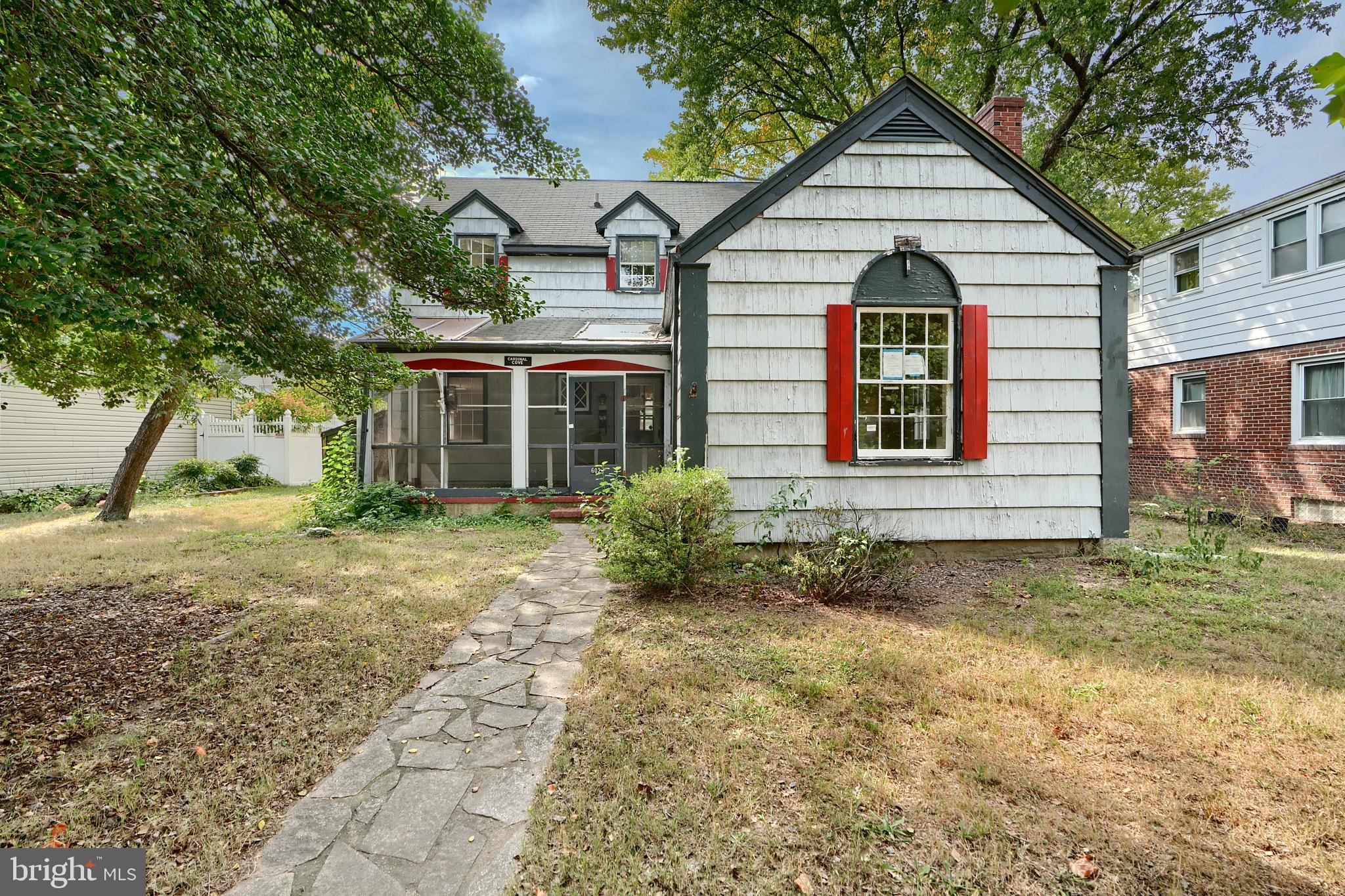 a view of front of a house with a yard