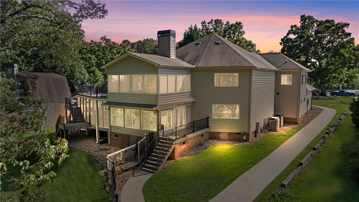 Gorgeous Lakefront Residence