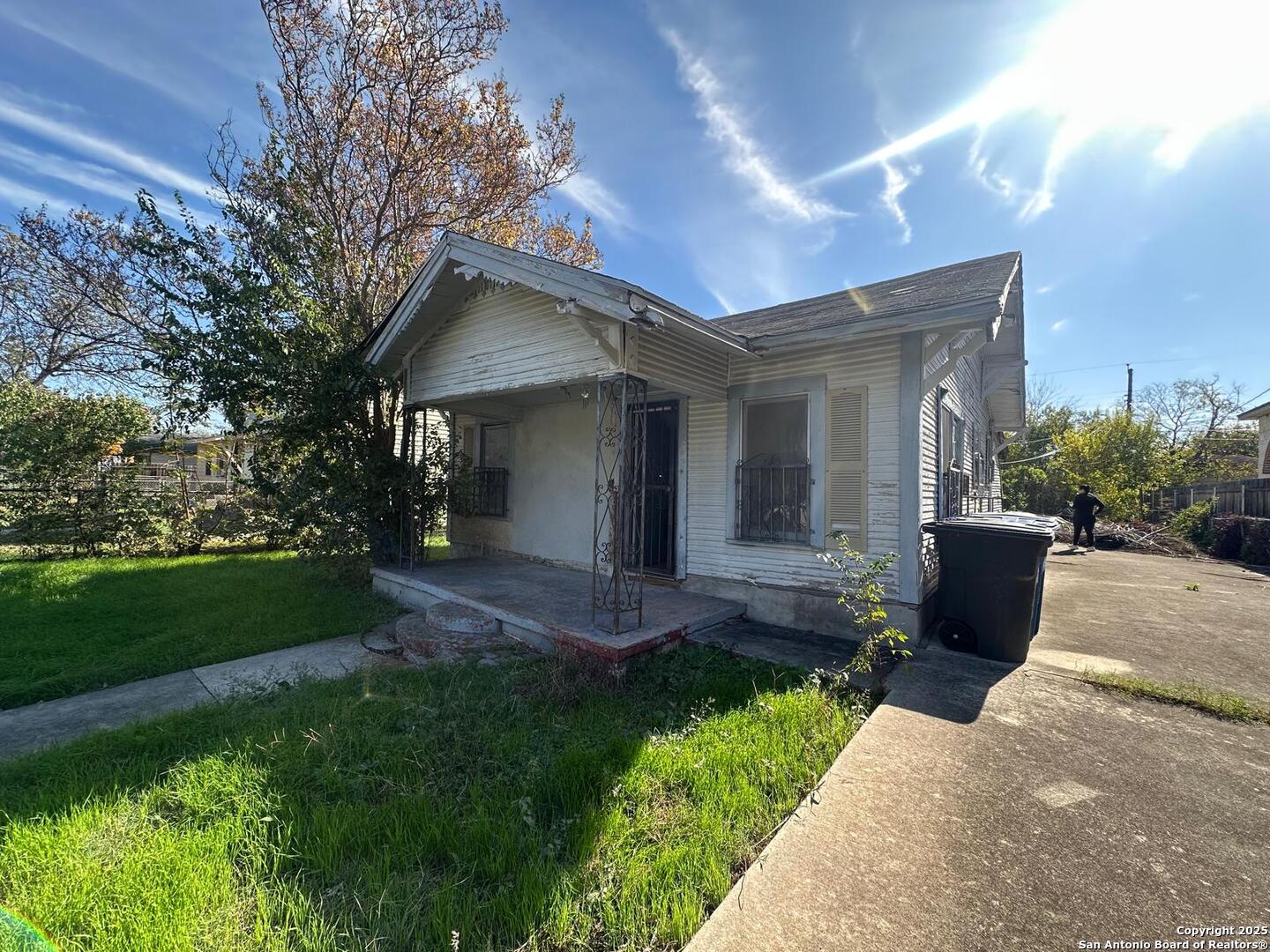 a view of a yard in front of house