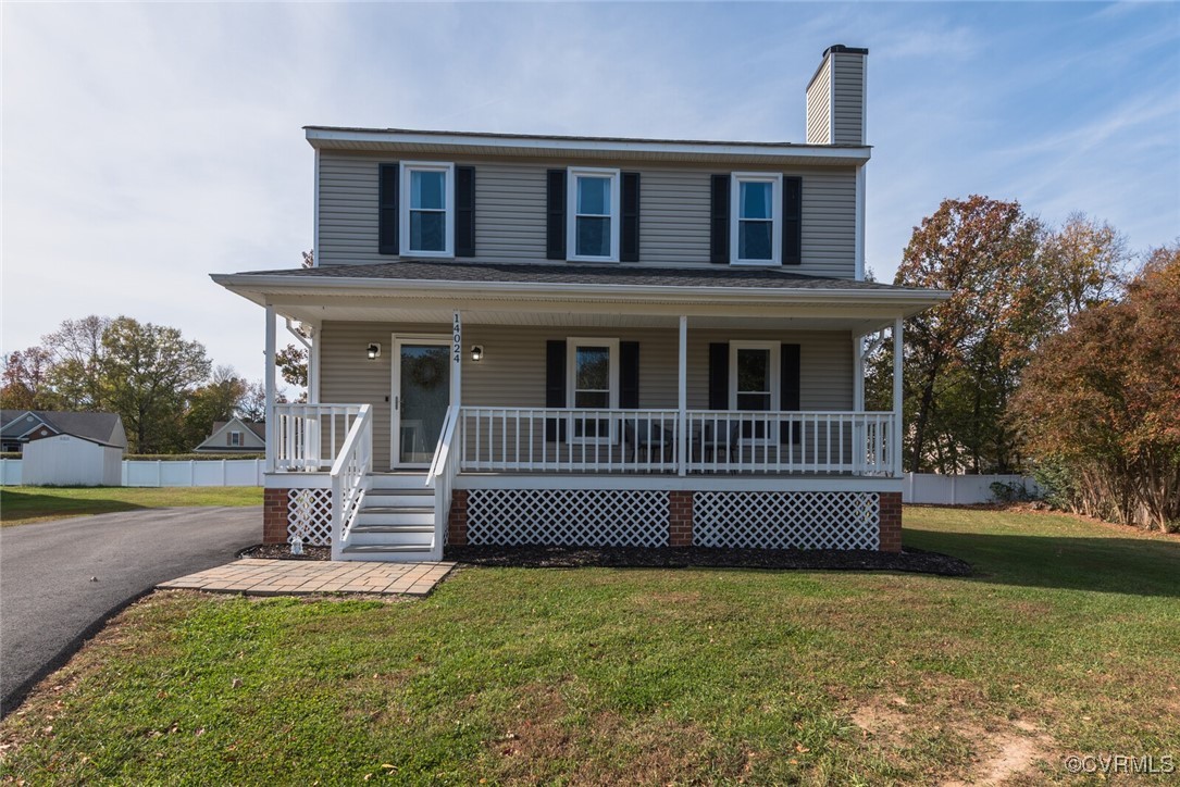 View of front facade featuring a front yard and a