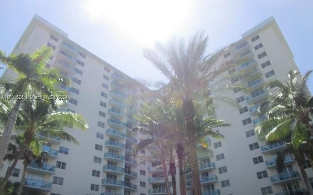 $439,900 | 3801 South Ocean Drive, Unit 8U | South Central Beach