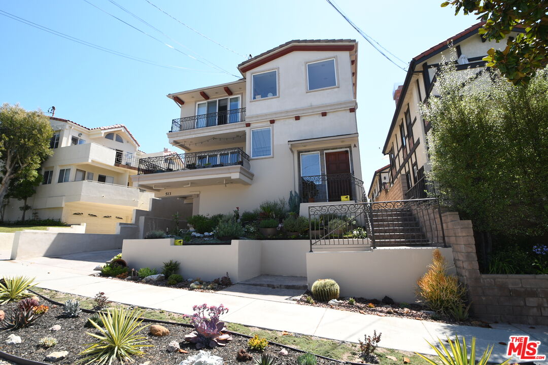 a view of a house with a backyard and a tub