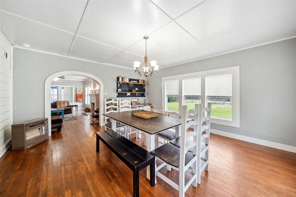 Dining Room connecting to the Livingroom