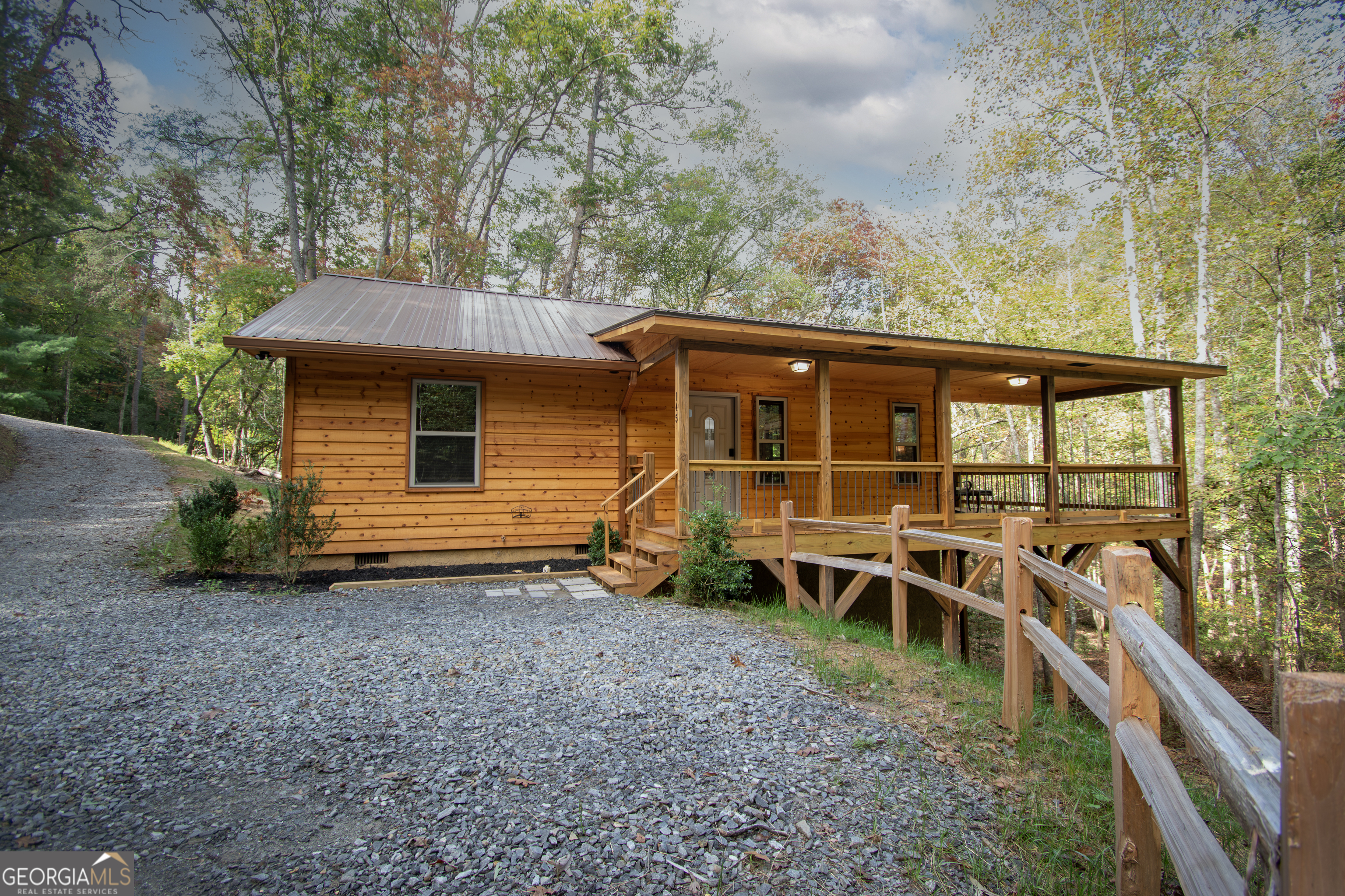 a view of a house with backyard