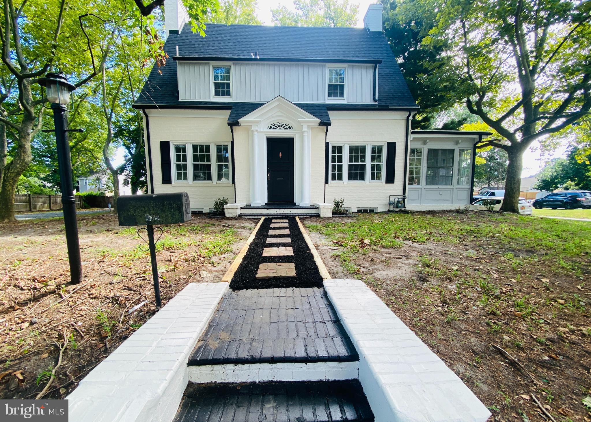 a view of a yard in front of house