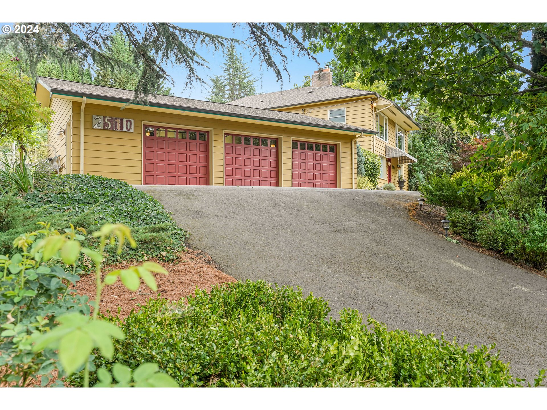 a view of a house with a yard