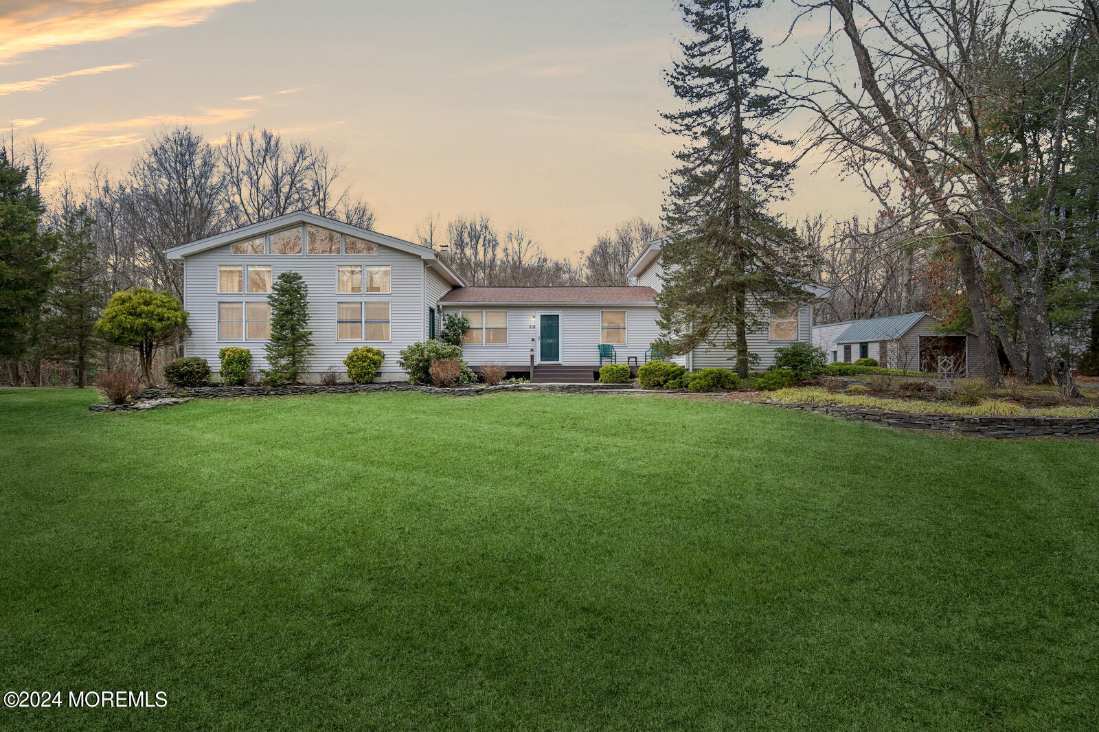 a view of a house with a yard