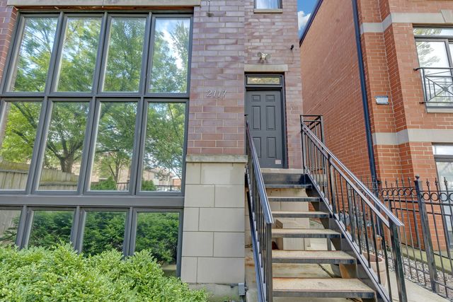 $2,200 | 2117 West Gladys Avenue, Unit 3 | United Center