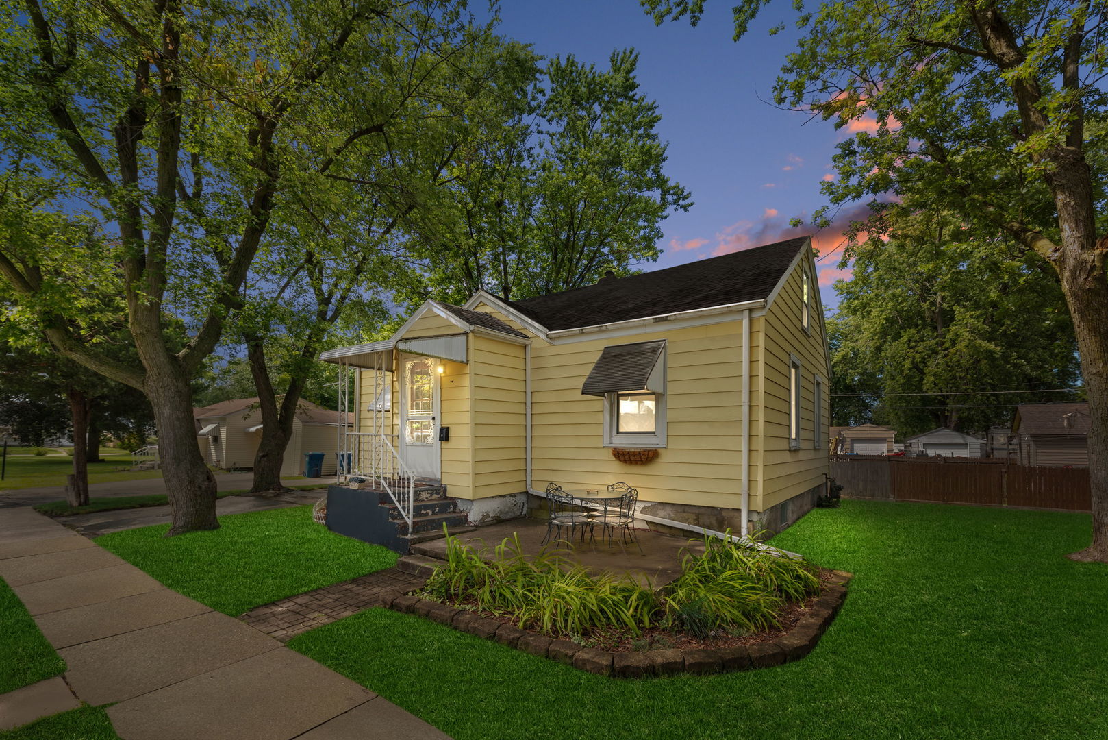 a view of a house with a yard