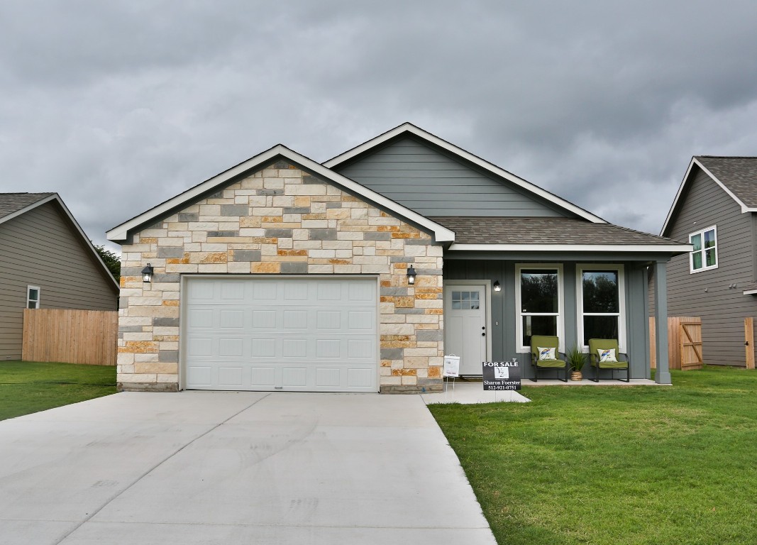 a view of a house with yard