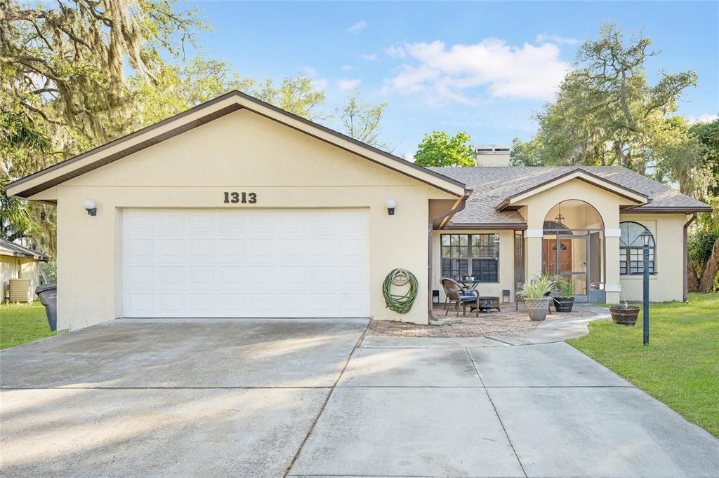 a view of a house with backyard