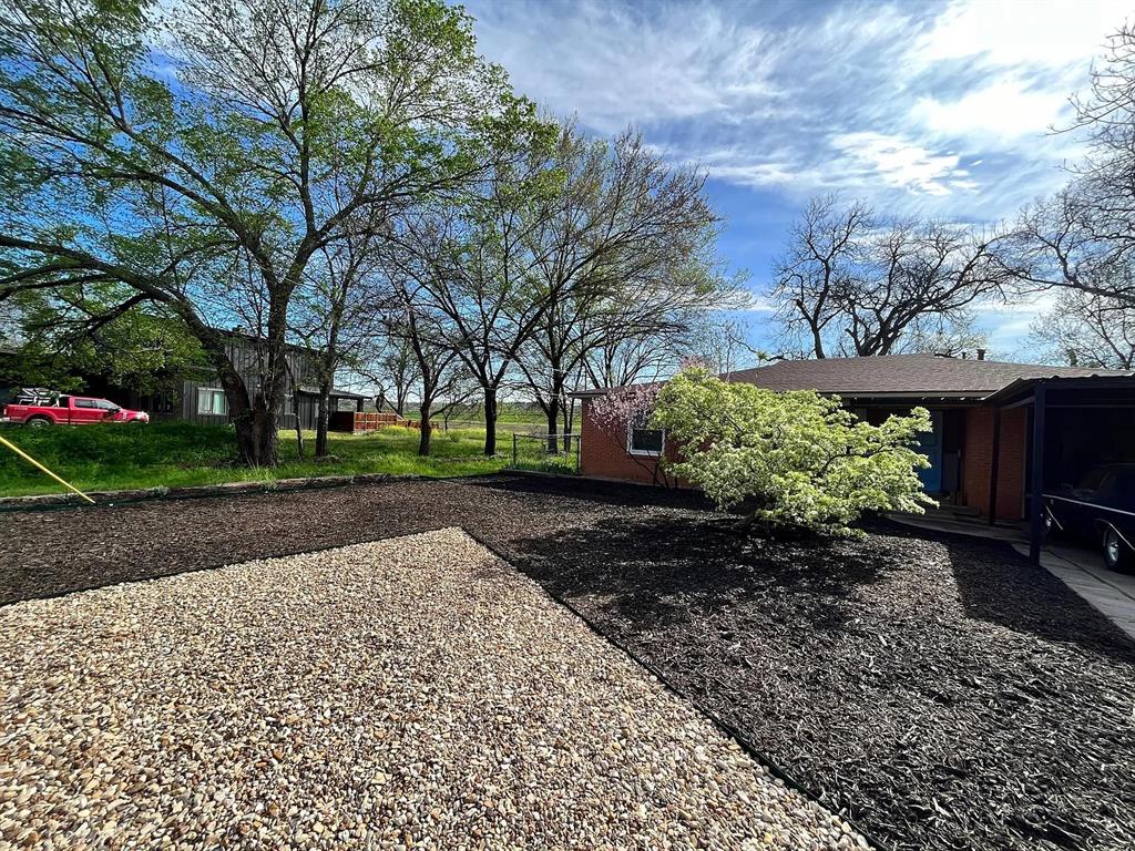 a view of a backyard with garden