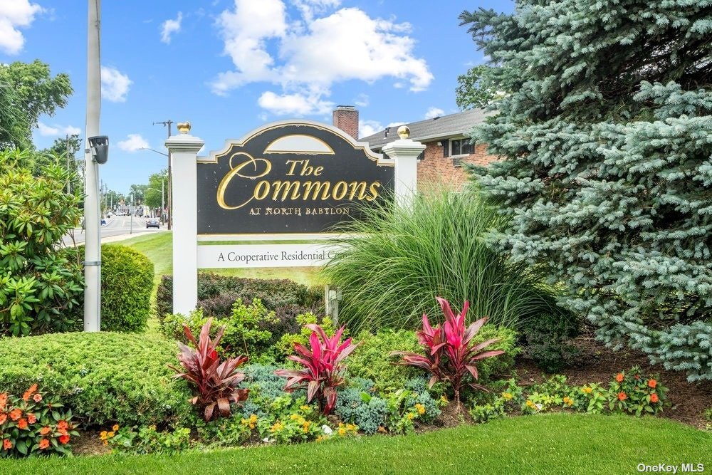 a view of sign board with yard and outdoor seating