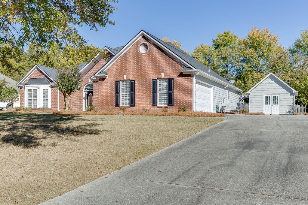 a view of a house with a yard