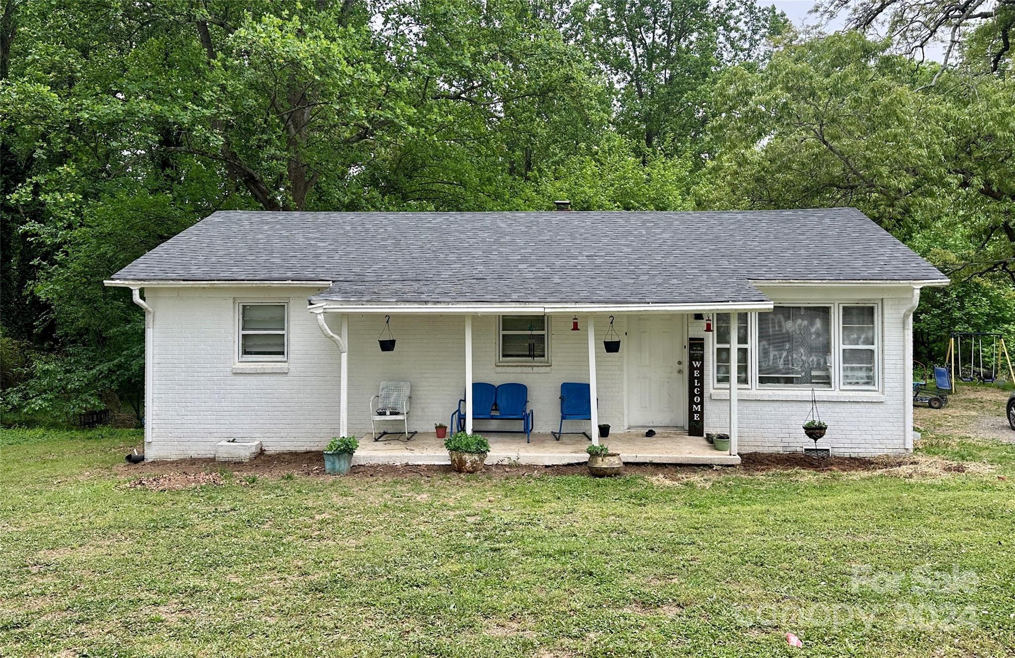 a view of a house with backyard