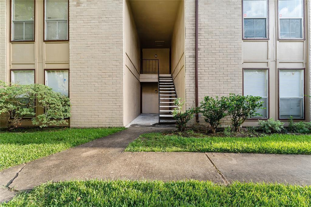 a view of a pathway both side of house