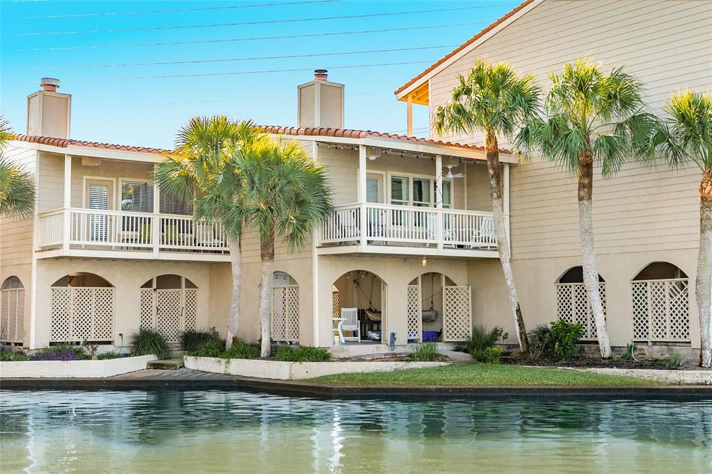 Situated on Lake Como off Galveston Bay