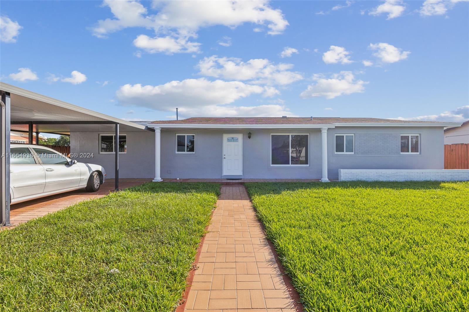 a view of a house with backyard