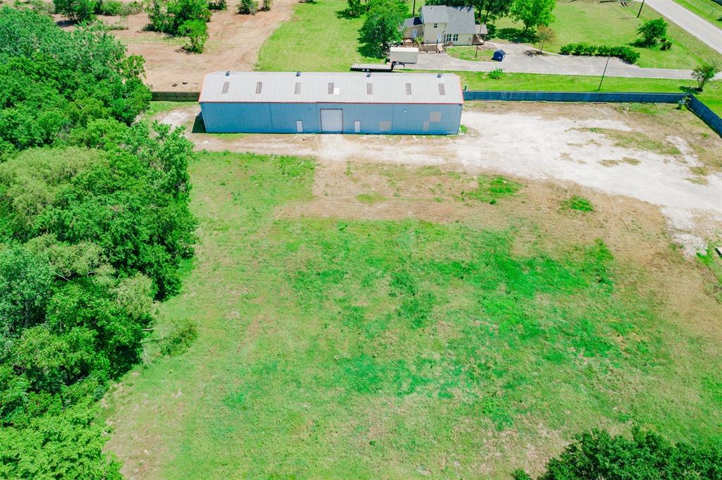 a view of a yard with a house