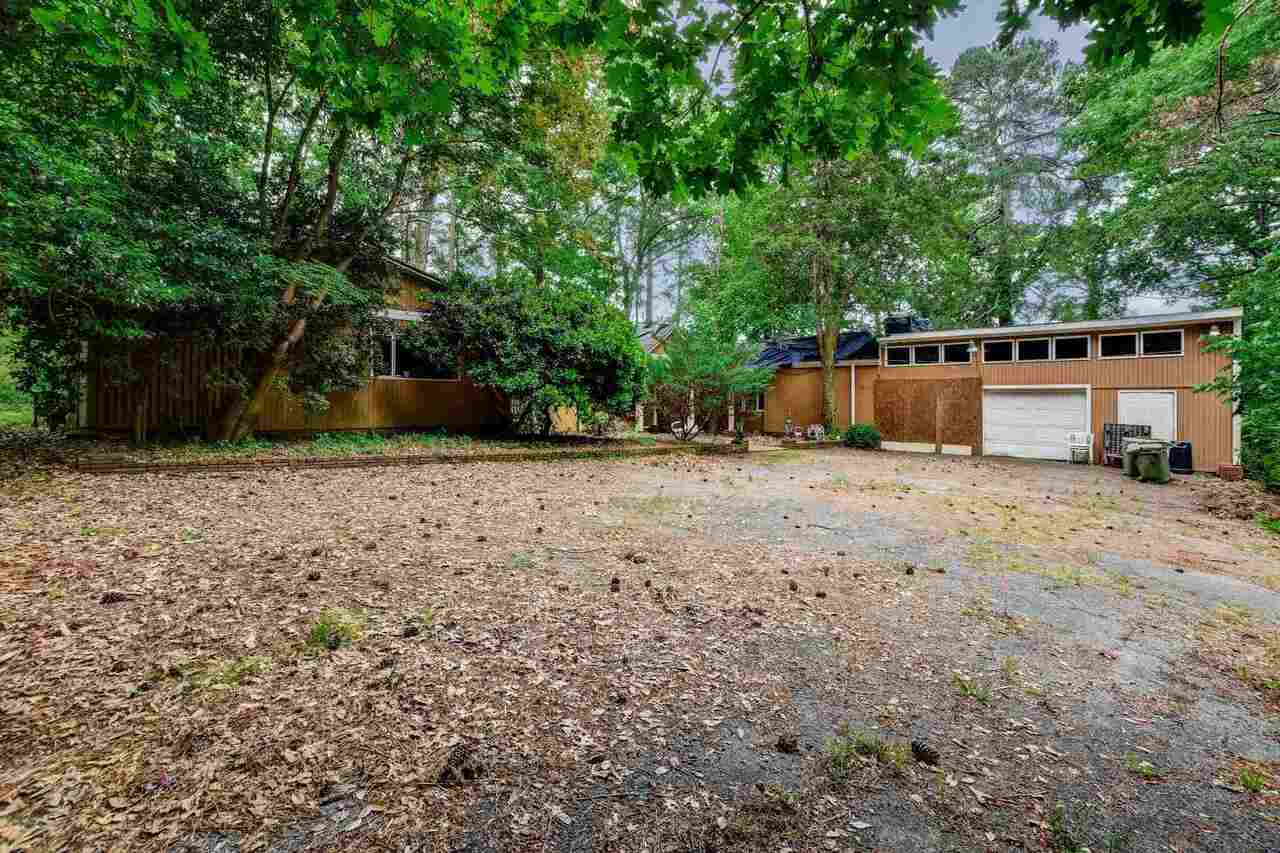 a view of a backyard