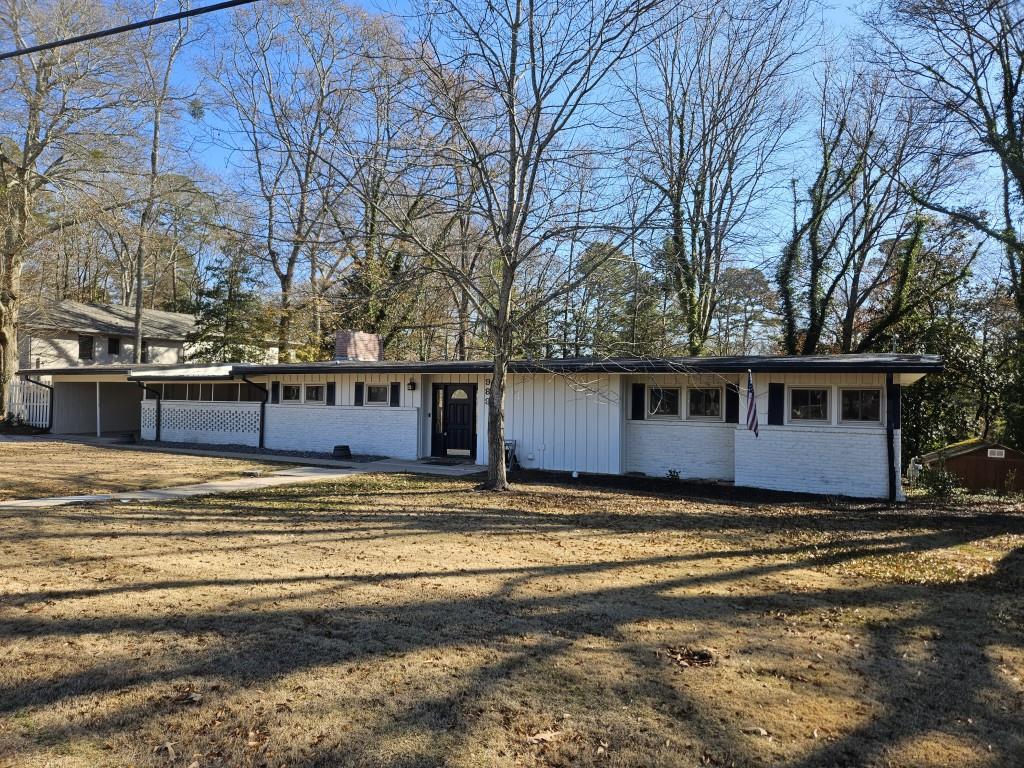 a view of a house with a yard