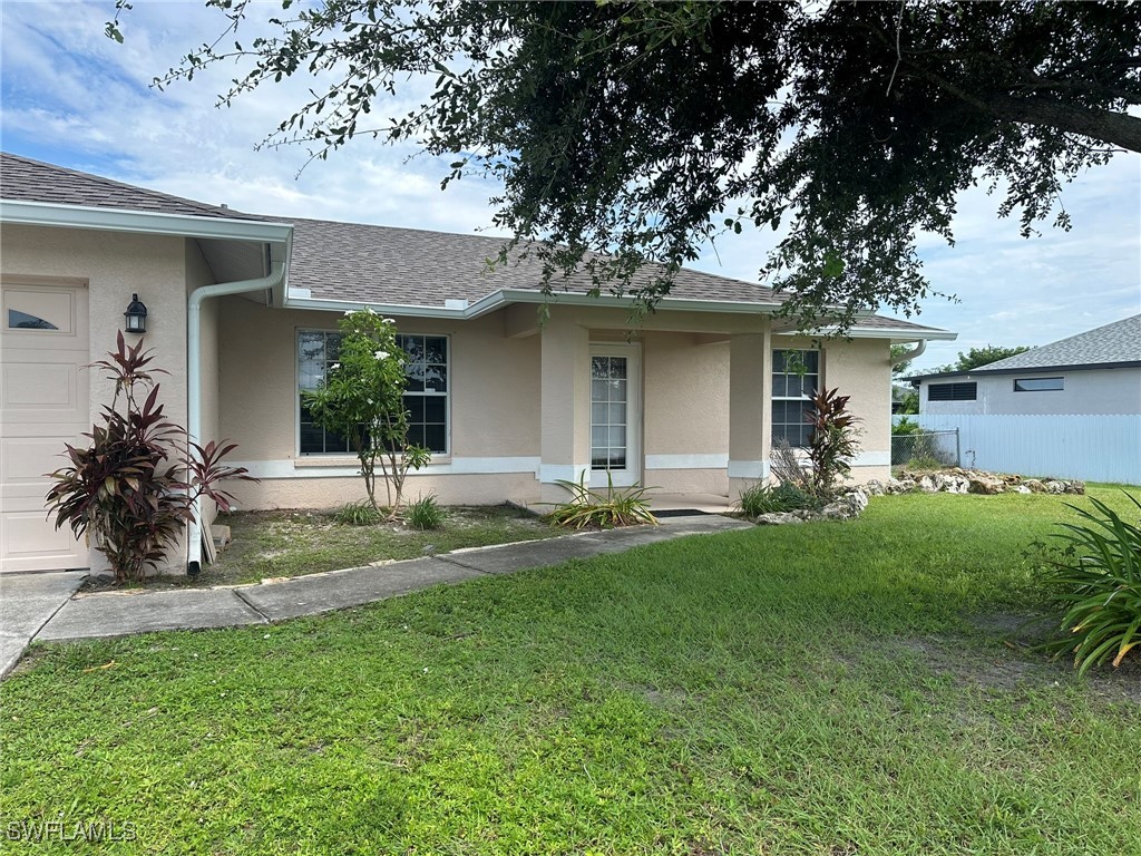 a view of a house with backyard and porch