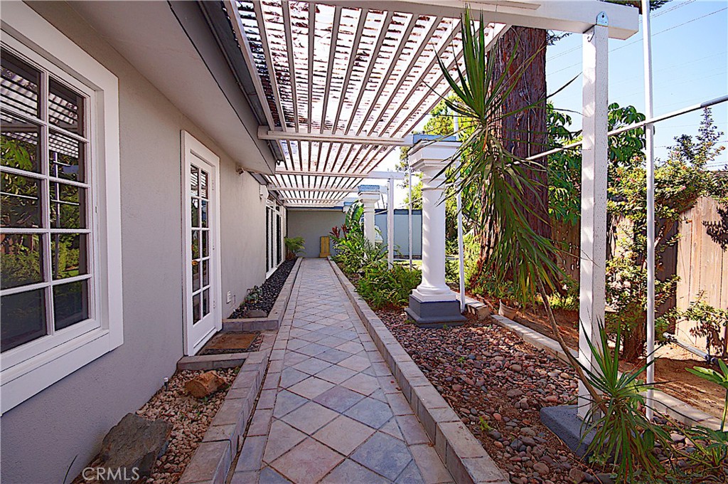 a view of entryway with a rug