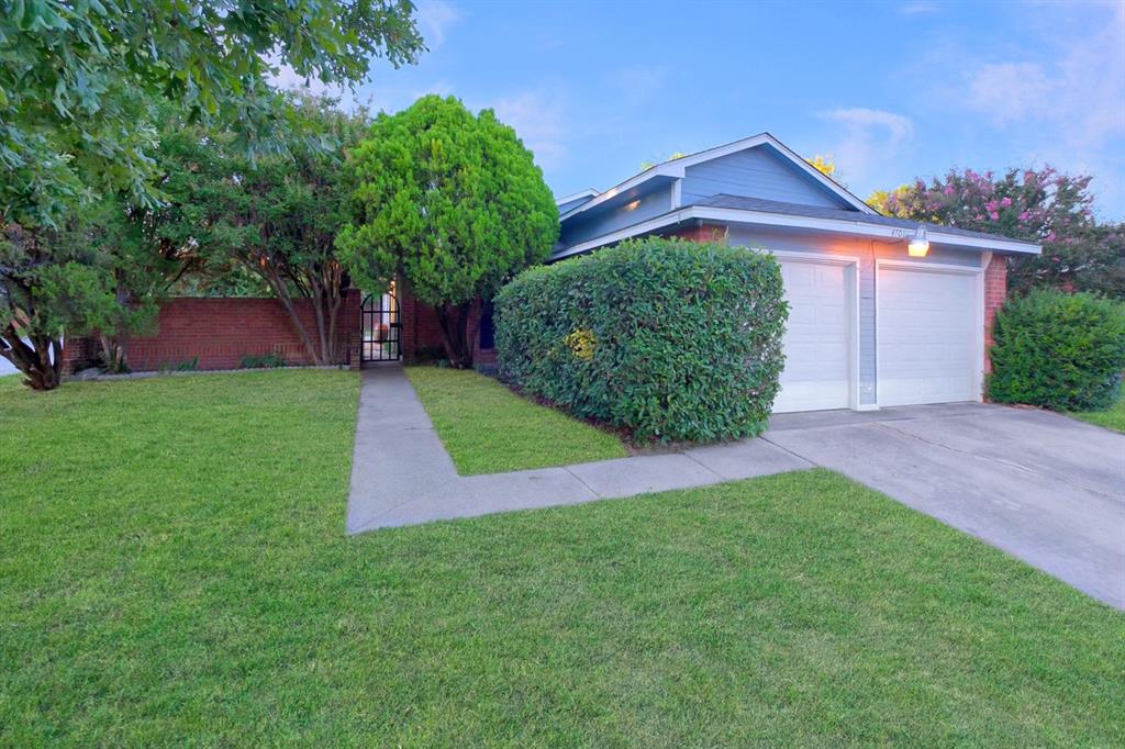 a view of a yard in front of a house