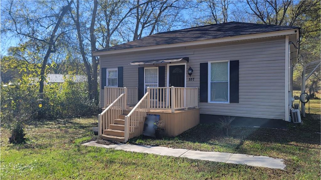 a view of a house with backyard