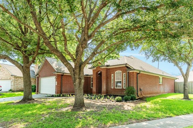 $309,900 | 2002 Lake Dale Court | Pecan Grove