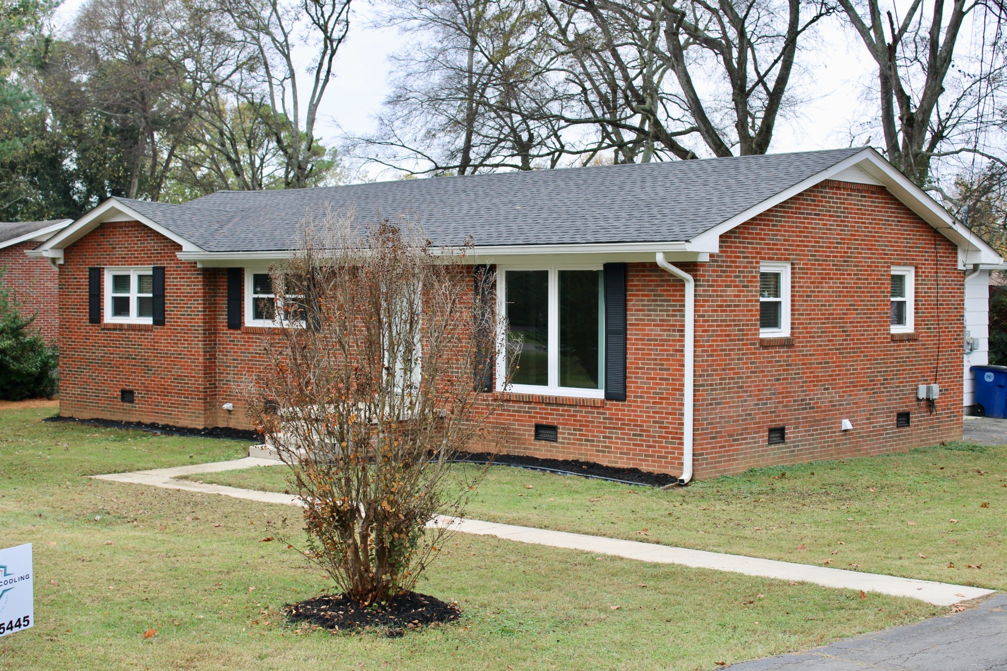 a view of a house with backyard