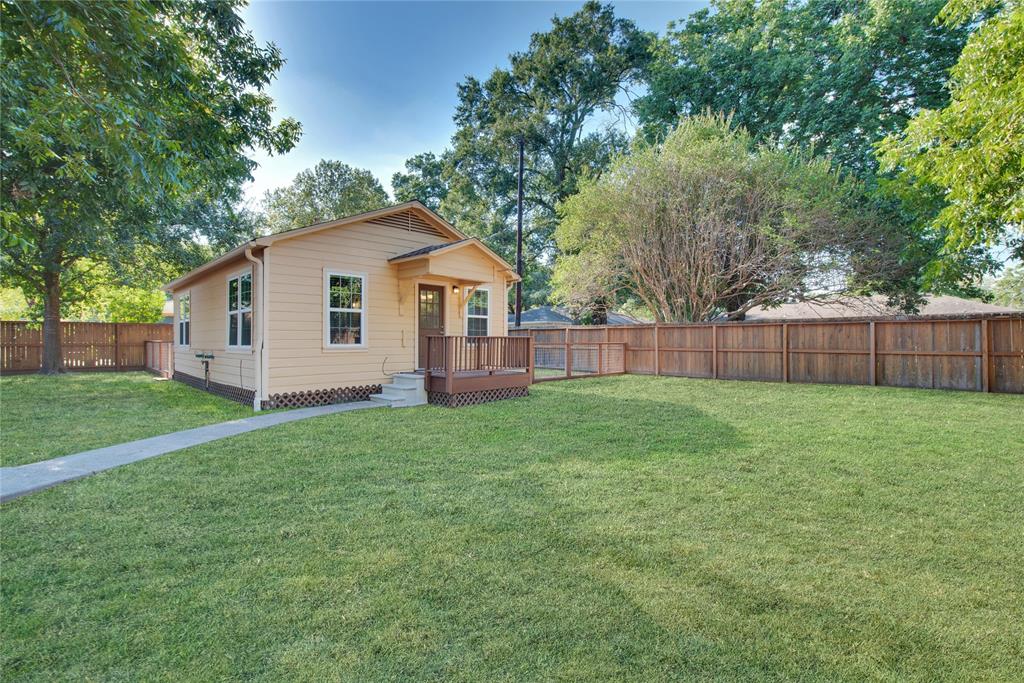 a view of an house with backyard space and garden