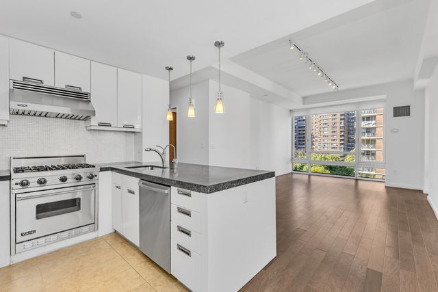 $2,290,000 | 261 West 28th Street, Unit 8A | Chelsea