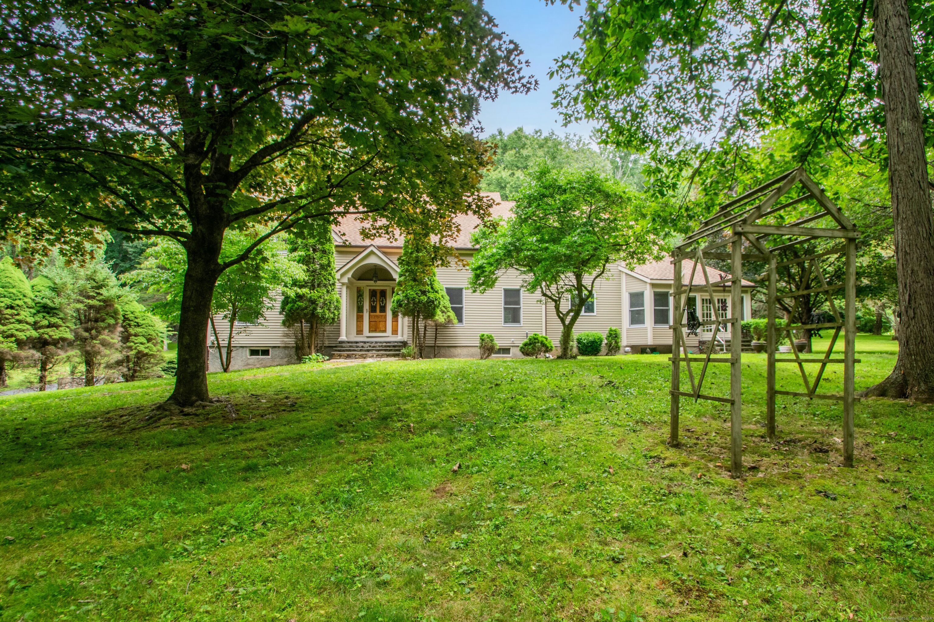 a view of a house with backyard