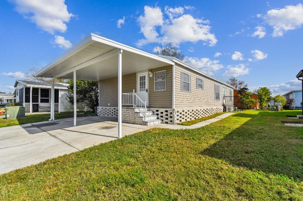 a view of a house with backyard and porch