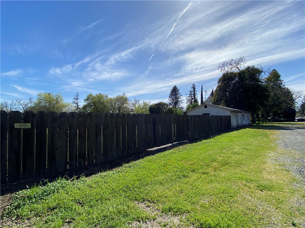 a view of a backyard with pathway