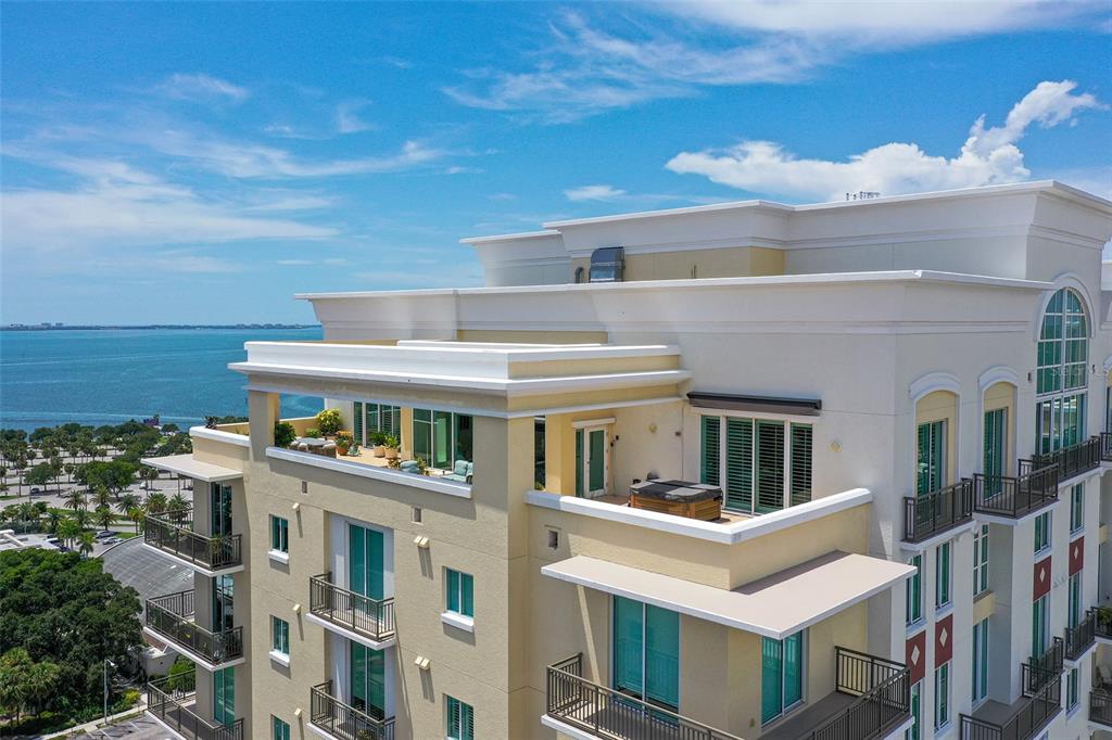 a view of residential houses with sky view