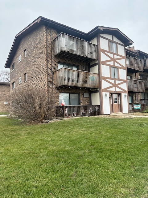 a view of an house with backyard and garden