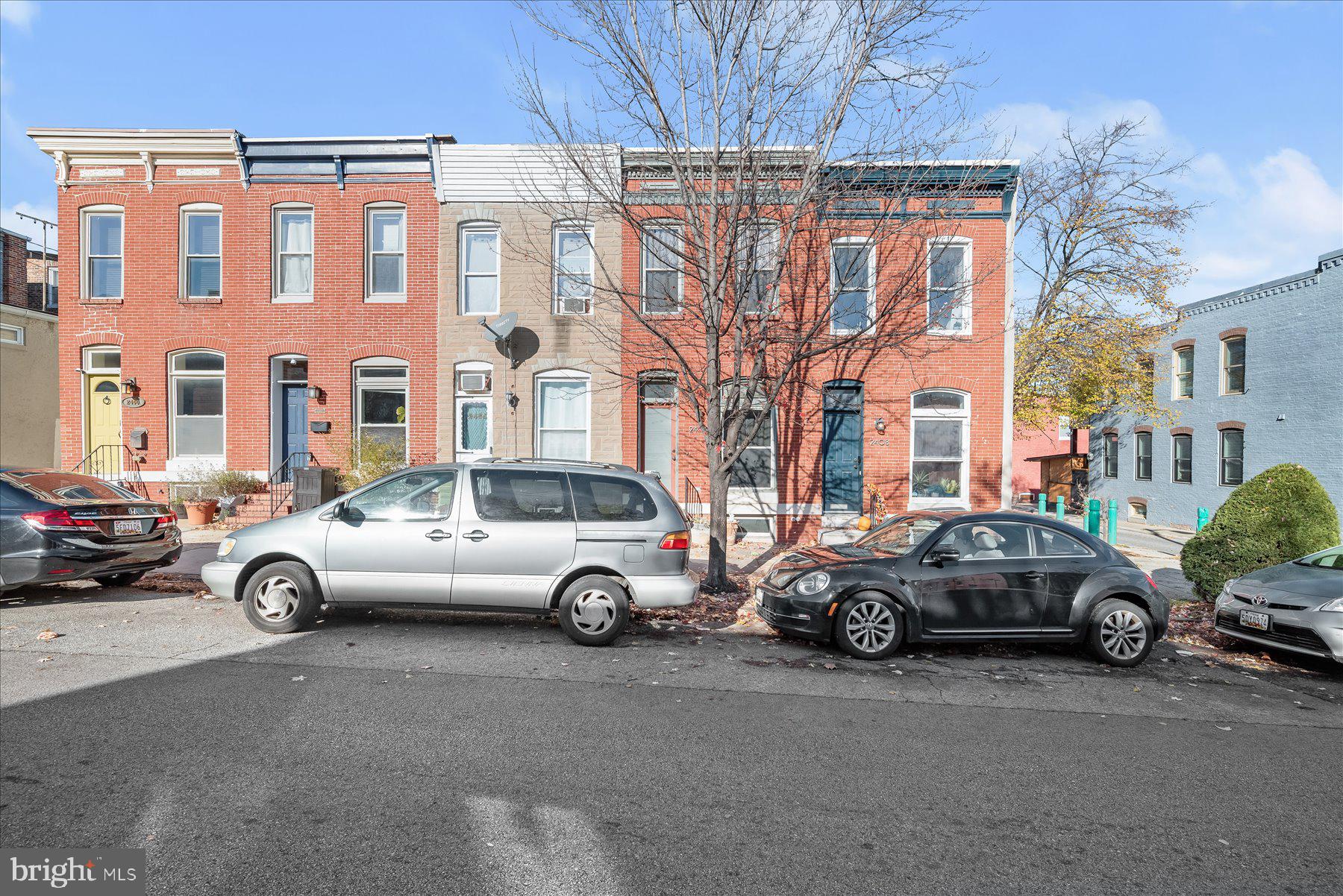 a car parked in front of a white house