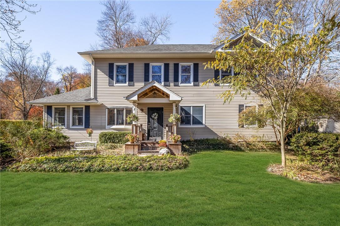 View of front of property featuring a front yard