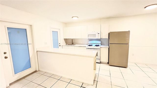 $2,000 | 919 Michigan Avenue, Unit 8 | Flamingo-Lummus