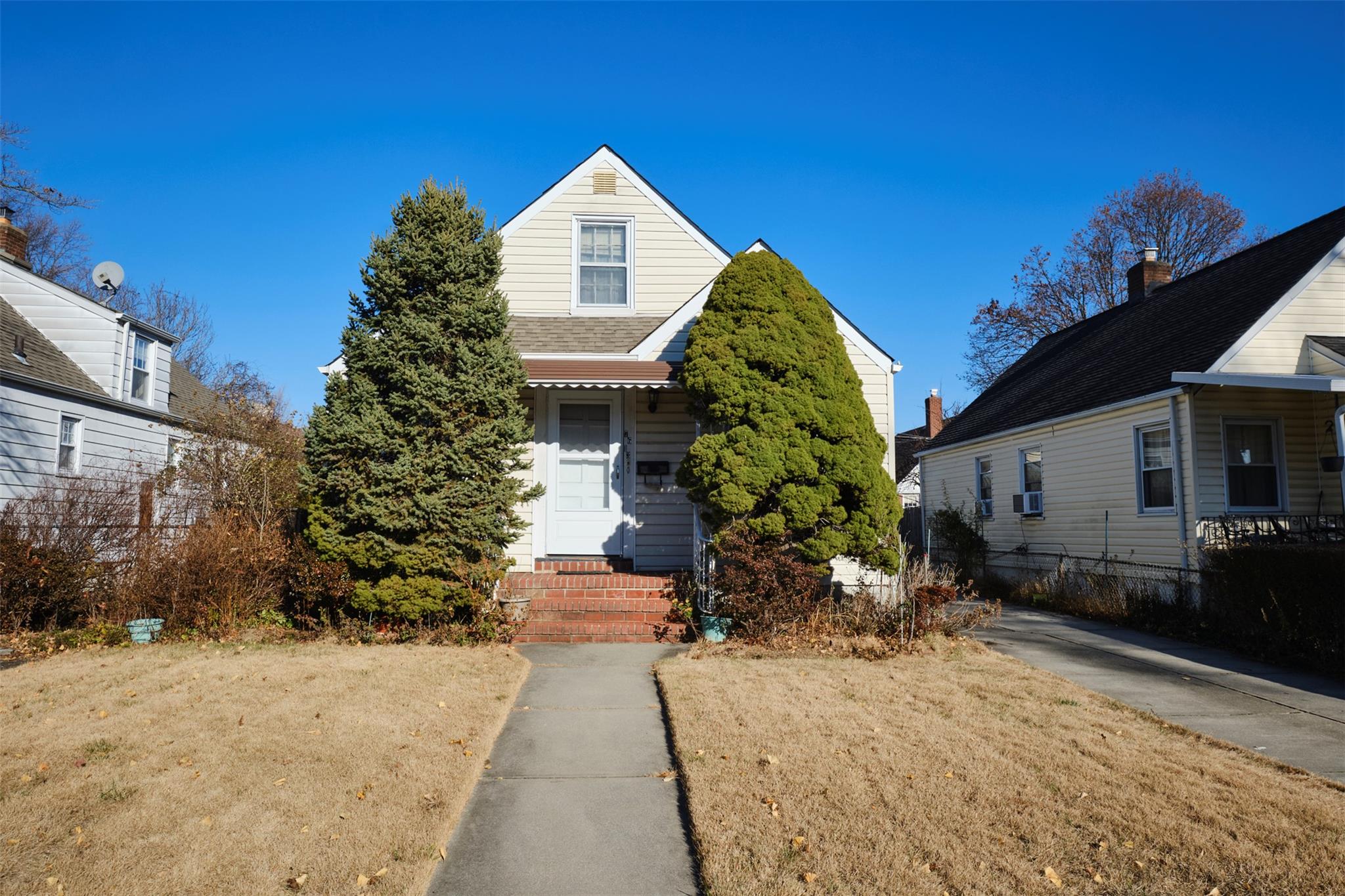 View of front facade with a front lawn