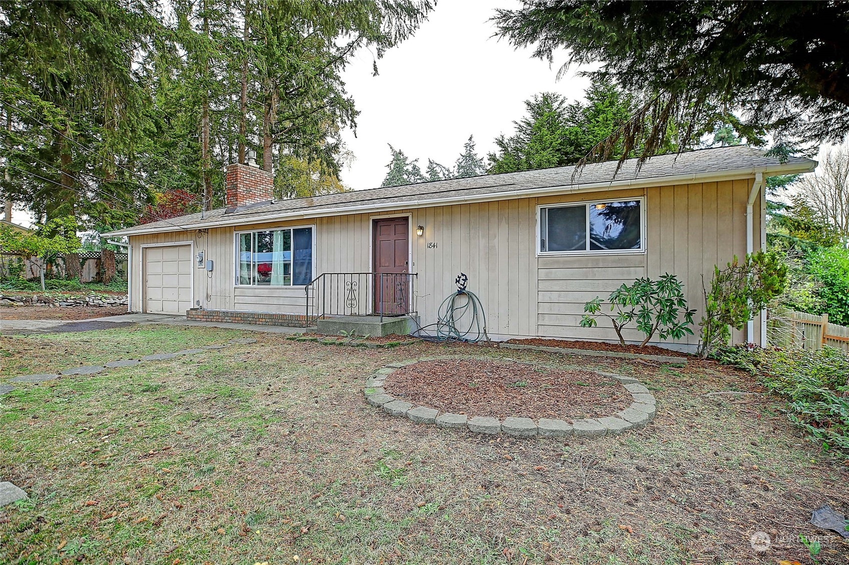 a view of a house with a backyard