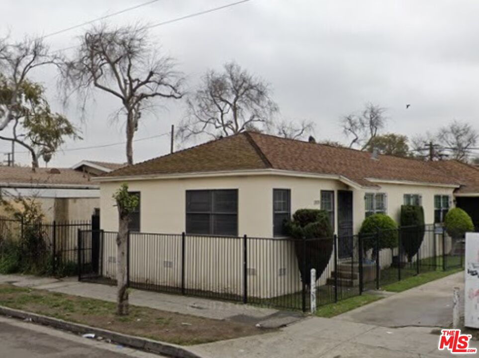 a view of a yard in front of a house