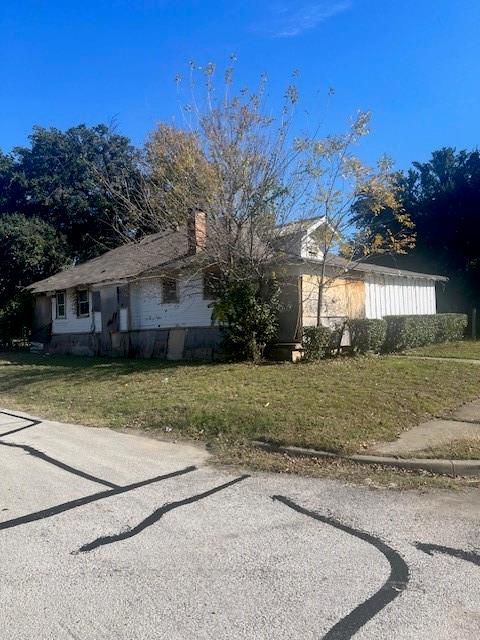 a view of a house with a backyard